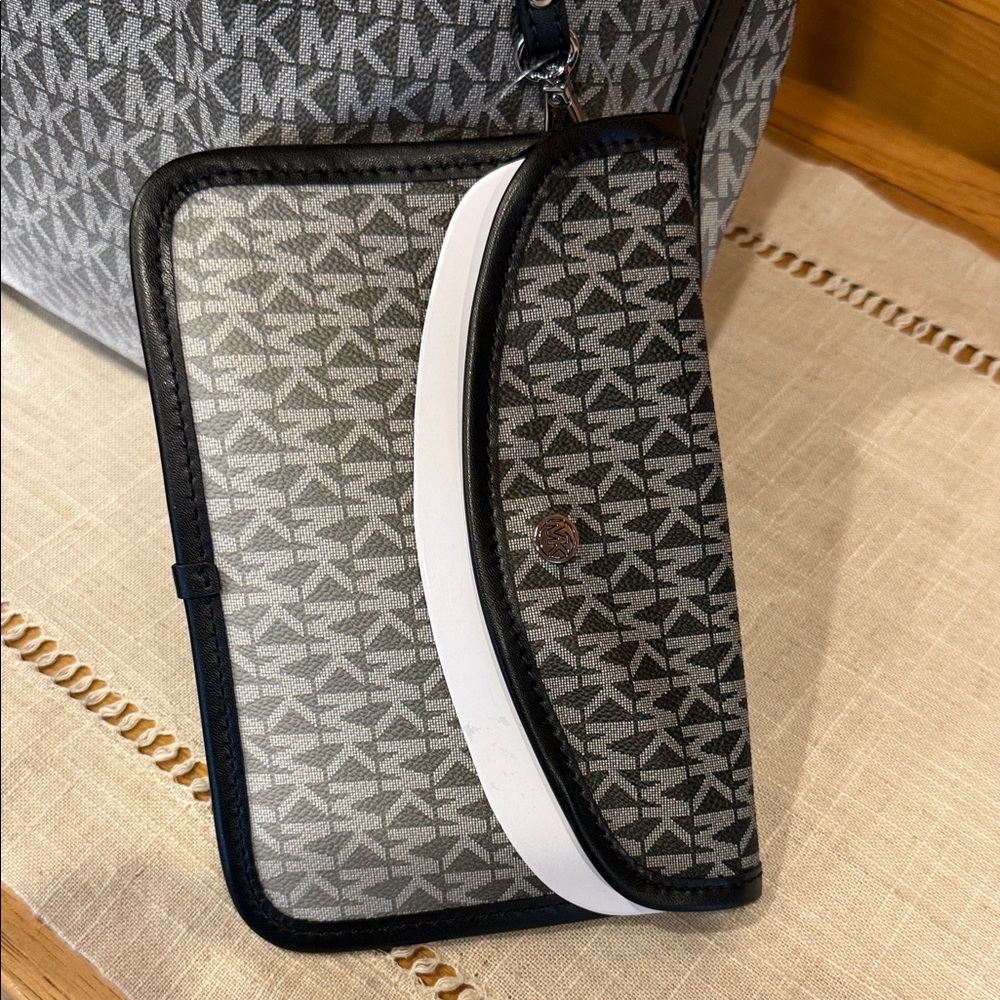 Michael Kors (Eva) Stylish Black and Gray Tote Bag Set - Picture 5 of 8